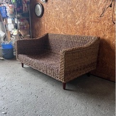 ※お持ち帰り専用　ほつれ有り。G2207 2人用ラタンソファーの画像