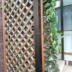 グリーンフェンス　リーフラティス　１８０×９０ｃｍ　ラティスベース×２　受取予定者様とお話中の画像