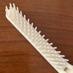 ヘアブラシ（白色）　携帯用　折りたたみ　コンパクト　1本の画像