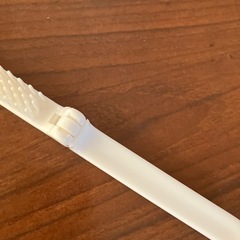 ヘアブラシ（白色）　携帯用　折りたたみ　コンパクト　1本の画像