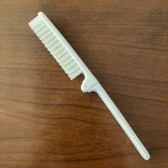 ヘアブラシ（白色）　携帯用　折りたたみ　コンパクト　1本の画像