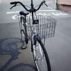 26インチの自転車。ブランドは「サイモト自転車」。色は白。鍵はあります。ライト点きます。ベル鳴ります。ブレーキは普通に効きます。タイヤの山は普通にあります。大型の前かご。譲渡書もお渡しします。の画像