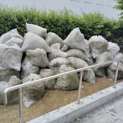 草集め、草を袋に入れる作業