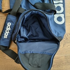 adidas アディダス　スポーツバッグ　紺色　家族旅行、学校行事、スポーツに便利の画像