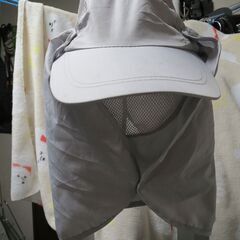 日除け帽子　シルバー色、顔の部分と後方からの日差しを完全にカット。の画像