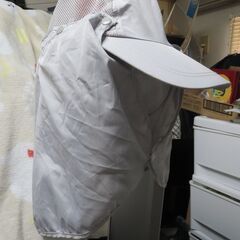 日除け帽子　シルバー色、顔の部分と後方からの日差しを完全にカット。の画像