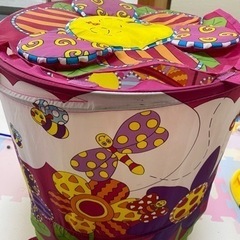 ボールと入れ物の画像