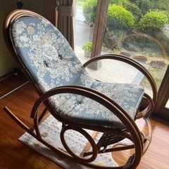 籐のロッキングチェアの画像