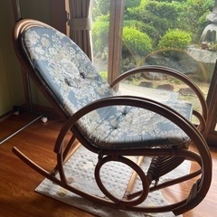 籐のロッキングチェアの画像