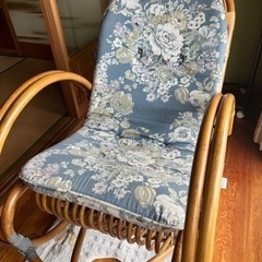 籐のロッキングチェアの画像