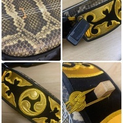沖縄 三線 人工皮 蛇柄 弦楽器 琉球 黒塗り ケース付 爪 初心者セットの画像