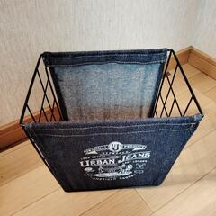 カゴとチーバくんのストラップ