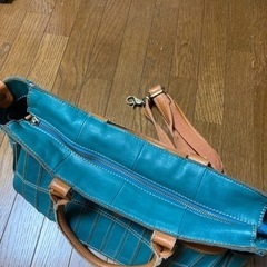 グリーン革製バッグの画像