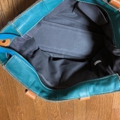 グリーン革製バッグの画像