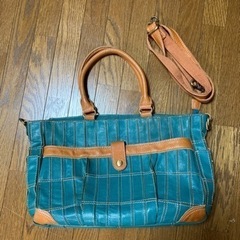 グリーン革製バッグ
