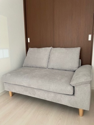 使用期間2ヶ月のオットマン付き2人掛けソファ