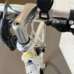 <8/4までの販売!!>　[引渡希望] FUJI Ballad XXS 白 クロスバイク 自転車 (適正身長158-165cm) veloサドル, ヘルメット付きの画像