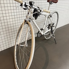 <8/4までの販売!!>　[引渡希望] FUJI Ballad XXS 白 クロスバイク 自転車 (適正身長158-165cm) veloサドル, ヘルメット付きの画像
