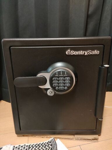 セントリーセイフSentrySafe Digital Fire/Water Safe CAN DELIVER ¥40,000 price negotiable
