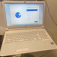 美品薄型/Win11搭載/2世代爆速Core-i7/ホワイト色富士通の画像