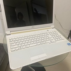 美品薄型/Win11搭載/2世代爆速Core-i7/ホワイト色富士通の画像