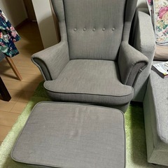 イケア　1人がけソファー　ラウンジチェアー　オットマン付　STRANDMON ストランドモンの画像