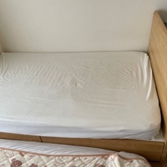 ニトリのセミダブルベッド　コイルマットレス付きの画像