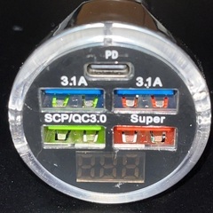 PD充電対応シガーソケット充電器（電圧計付き）