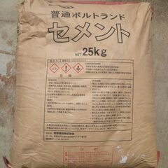 現場で余ったセメント一袋です。