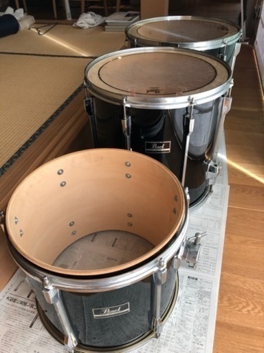 PEARL フロアタム18インチ16インチ、タム14インチのセットです。