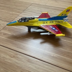 前に進む飛行機の画像