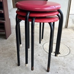 スタッキング可能スツールの画像