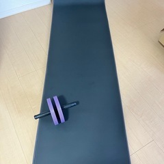 ヨガマットと腹筋ローラーセットの画像