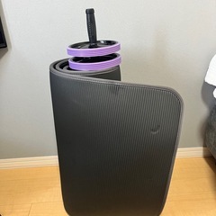 ヨガマットと腹筋ローラーセットの画像