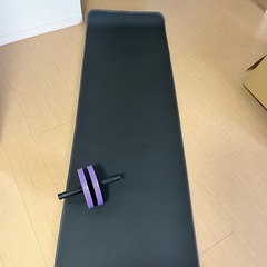 ヨガマットと腹筋ローラーセットの画像