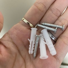 壁に取り付ける小物置の画像