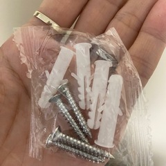 壁に取り付ける小物置の画像