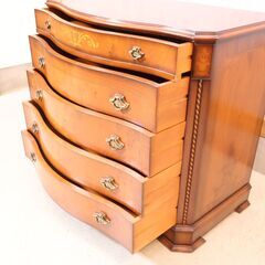 アンティーク調の5段チェストです。エレガントなイタリア象嵌細工の洋