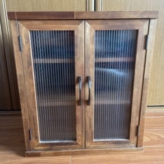 木製キャビネット　アンティーク風の画像