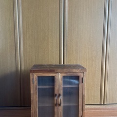 木製キャビネット　アンティーク風の画像