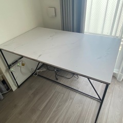 LOWYAのダイニングテーブルです。