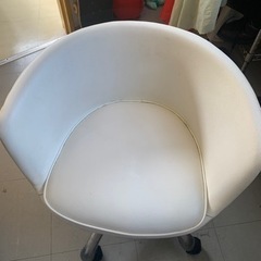 キャスター付きの白いチェア