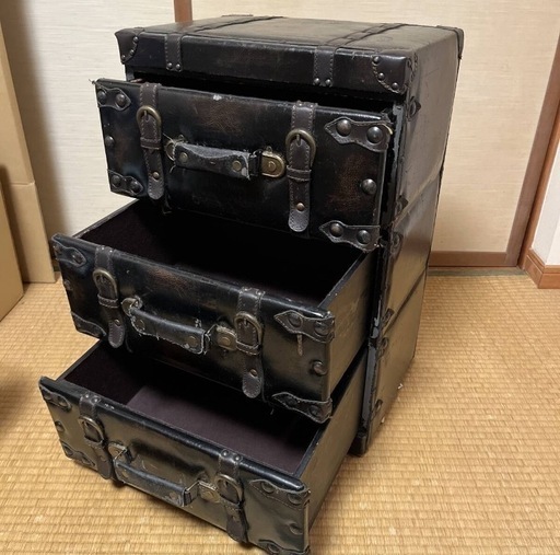 革がとてもかなりカッコいいアンティーク　ヴィンテージ　トランク型三段 ラック　箪笥　タンス　収納家具　キャビネット　家具