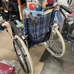 紺色/チェック模様の車椅子の画像