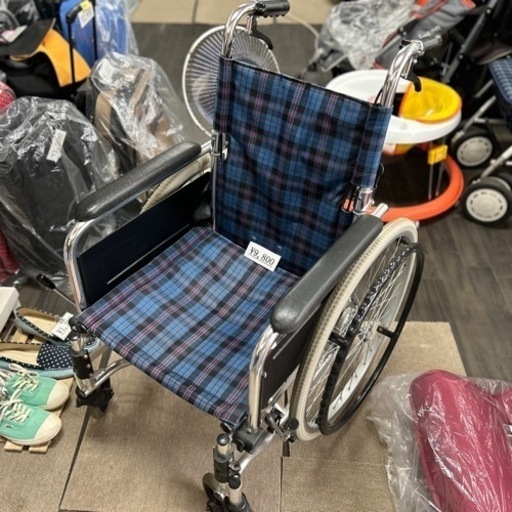 紺色/チェック模様の車椅子