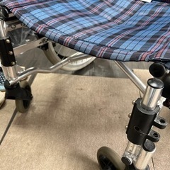 紺色/チェック模様の車椅子の画像