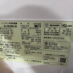 冷蔵庫、食器棚の画像