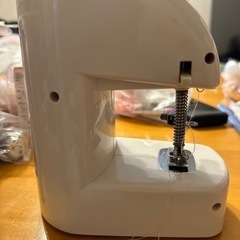小さいミシンの画像