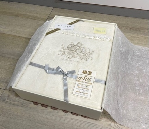 布団 毛布  CARVEN PARIS   シルクと綿の混合 中古品 ホワイト 箱にダメージあり 未使用に近い　リサイクルマート 安長