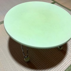 ライトグリーンの折りたたみテーブル